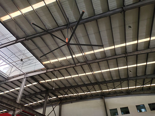 告別悶熱桎梏！7.3 米工業(yè)大吊扇，用大風量締造車間舒適生產空間